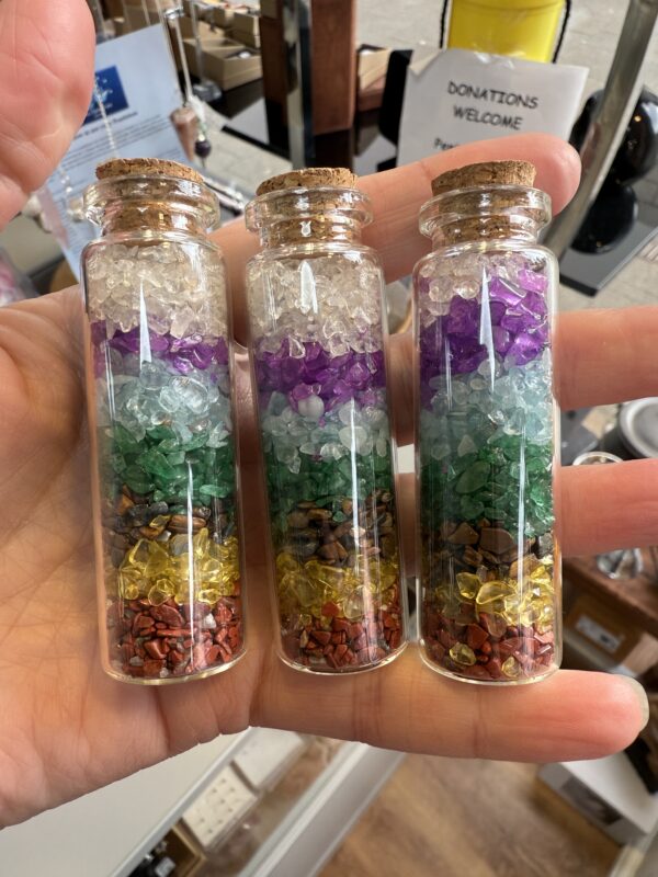 Chakra crystal chip stone bottle - Image 2