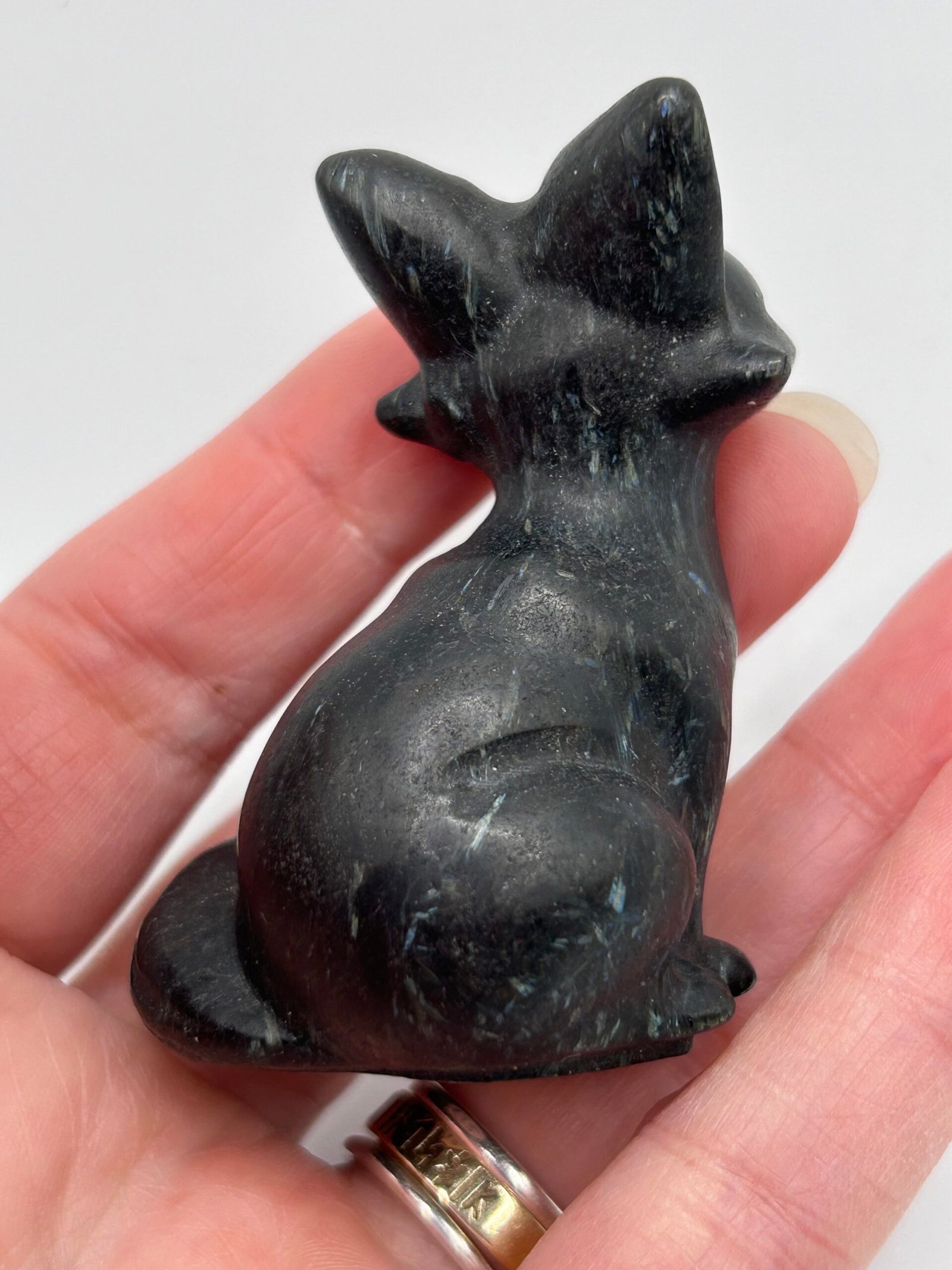 Arfvedsonite Fox Carving - Image 3