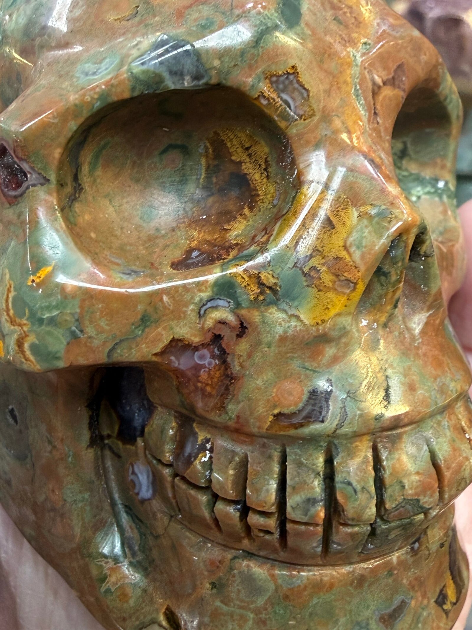 Rainforest Rhyolite Skull Carving - Image 9